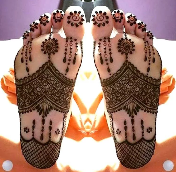 Trendy Foot Mehndi Design