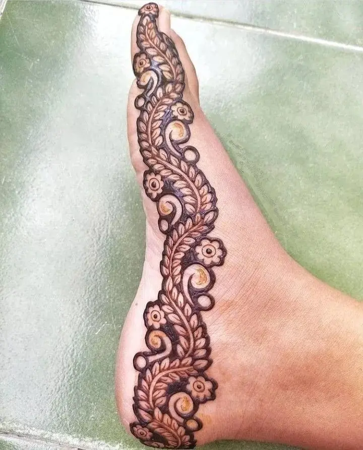 Stylish Leg Mehndi Design